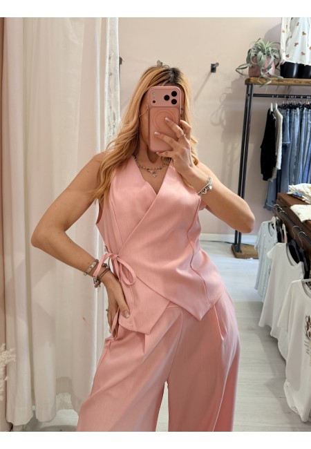 Completo gilet laccino e pantaloni rosa