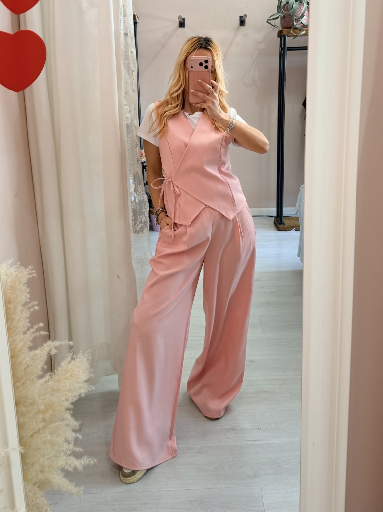Completo gilet laccino e pantaloni rosa