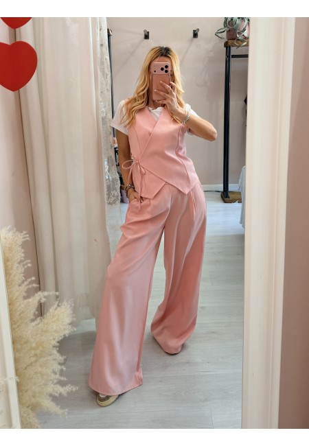Completo gilet laccino e pantaloni rosa