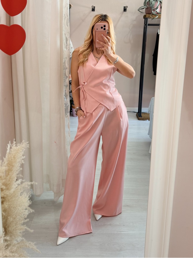 Completo gilet laccino e pantaloni rosa