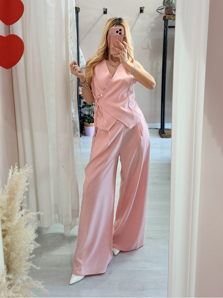 Completo gilet laccino e pantaloni rosa