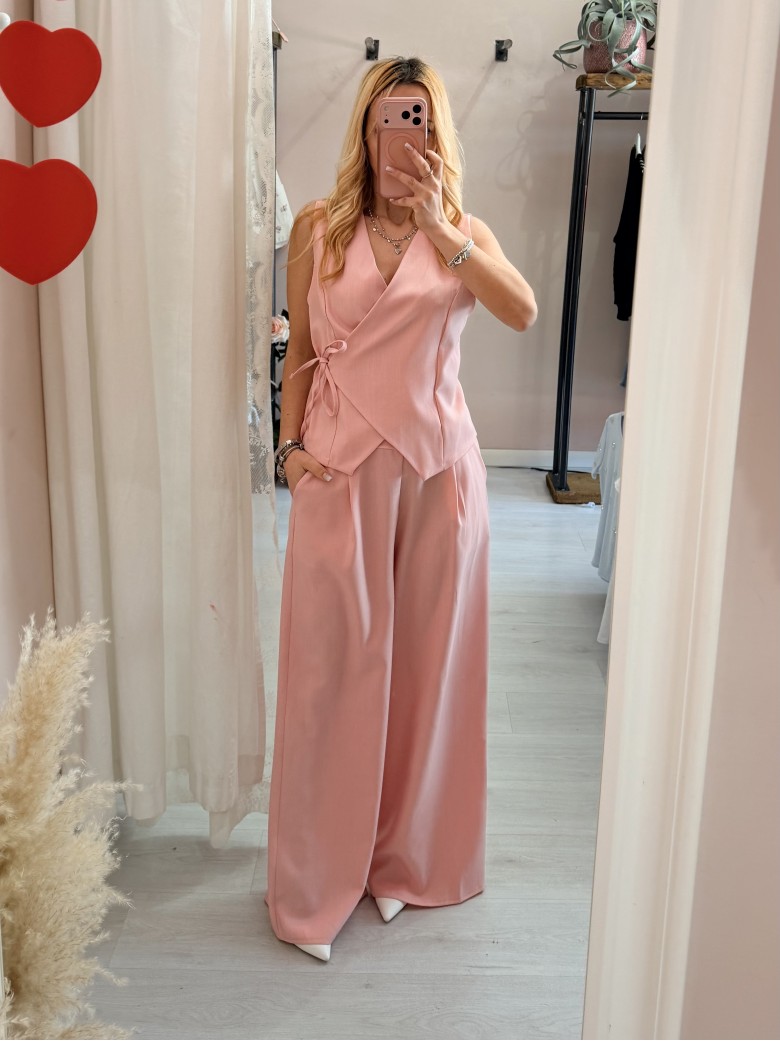 Completo gilet laccino e pantaloni rosa