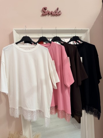 Maglia t shirt asimmetrica con pizzo nera 2