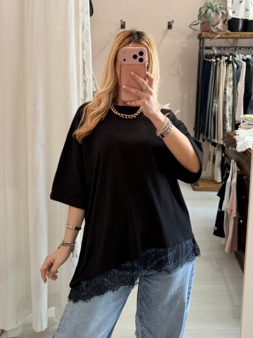 Maglia t shirt asimmetrica con pizzo nera