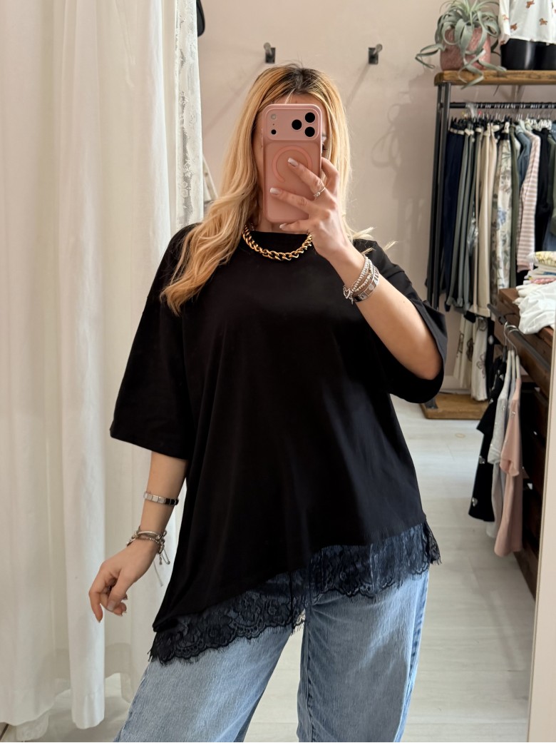 Maglia t shirt asimmetrica con pizzo nera