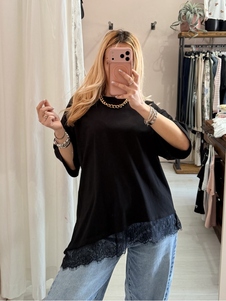 Maglia t shirt asimmetrica con pizzo nera