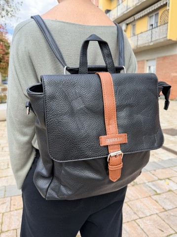 Zainetto nero fibbietta marrone