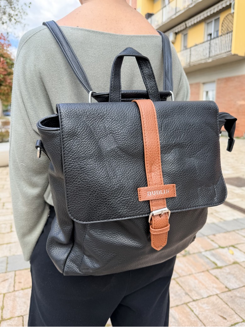 Zainetto nero fibbietta marrone