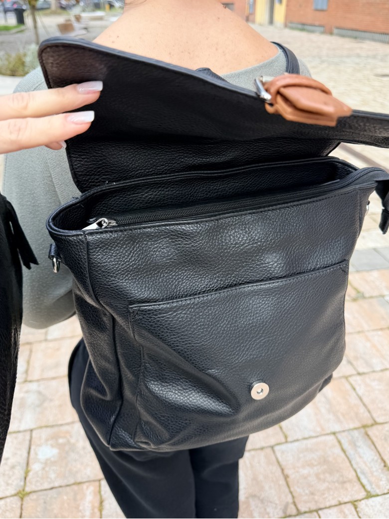 Zainetto nero fibbietta marrone