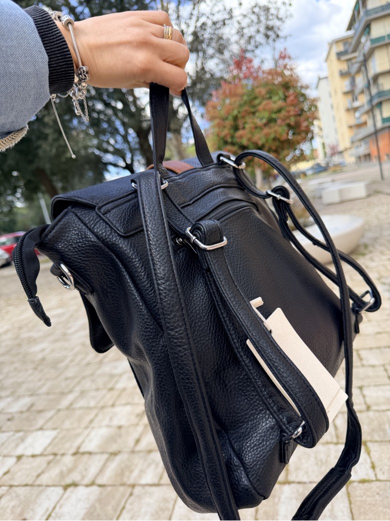 Zainetto nero fibbietta marrone