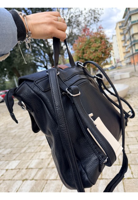 Zainetto nero fibbietta marrone