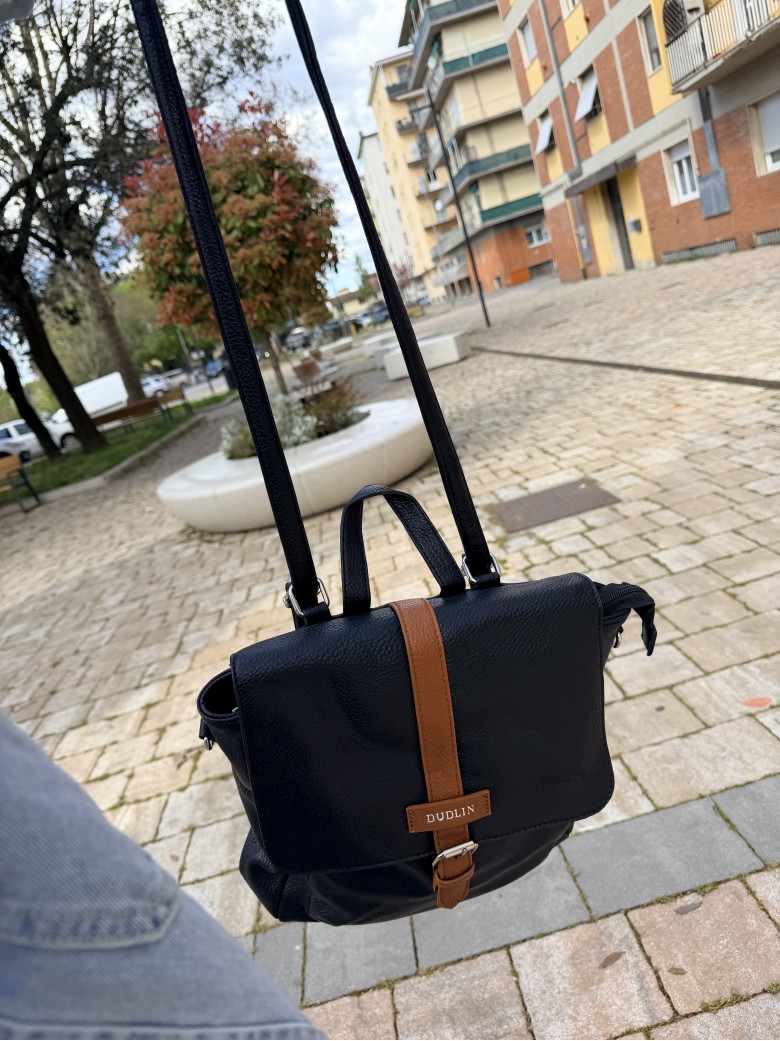 Zainetto nero fibbietta marrone