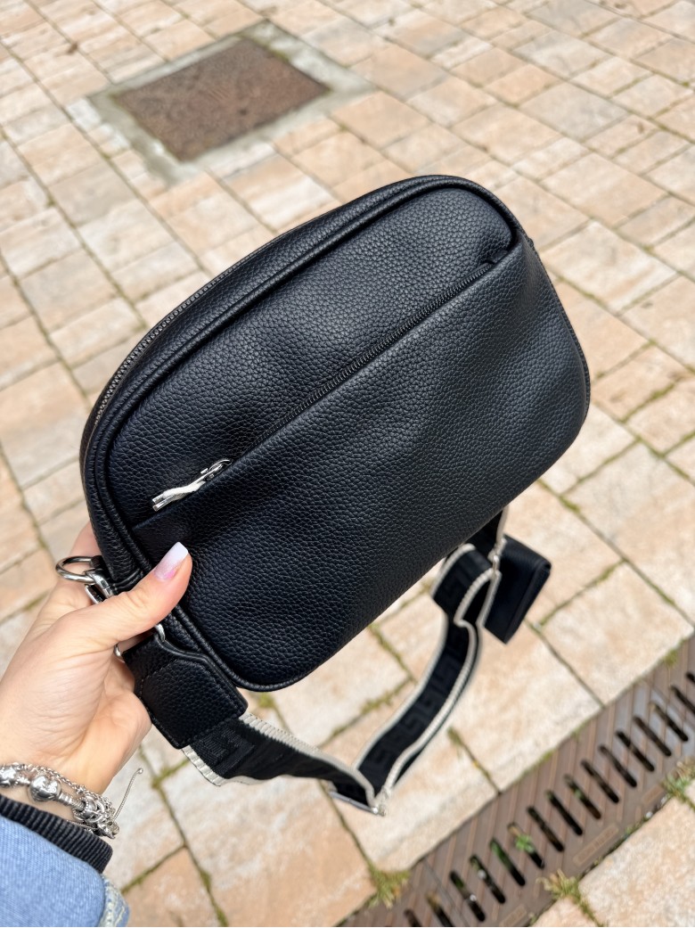 Borsetta nera con portamonete e tracolla