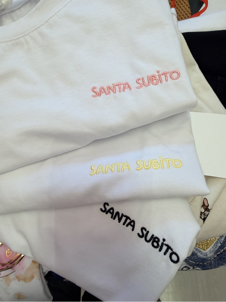 Maglia t shirt scritta SANTA SUBITO