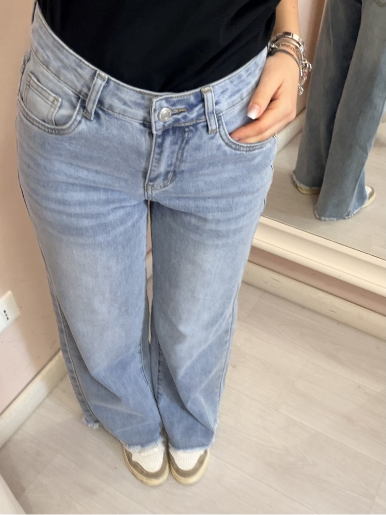 Pantaloni jeans larghi sfrangiati