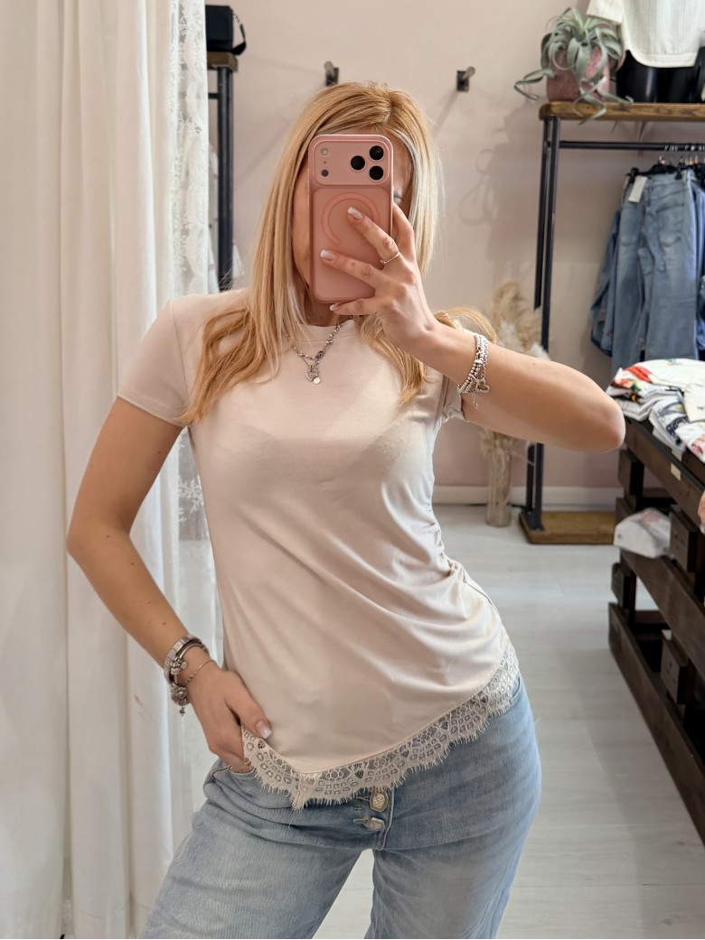 Maglia slim asimmetrica con pizzo beige