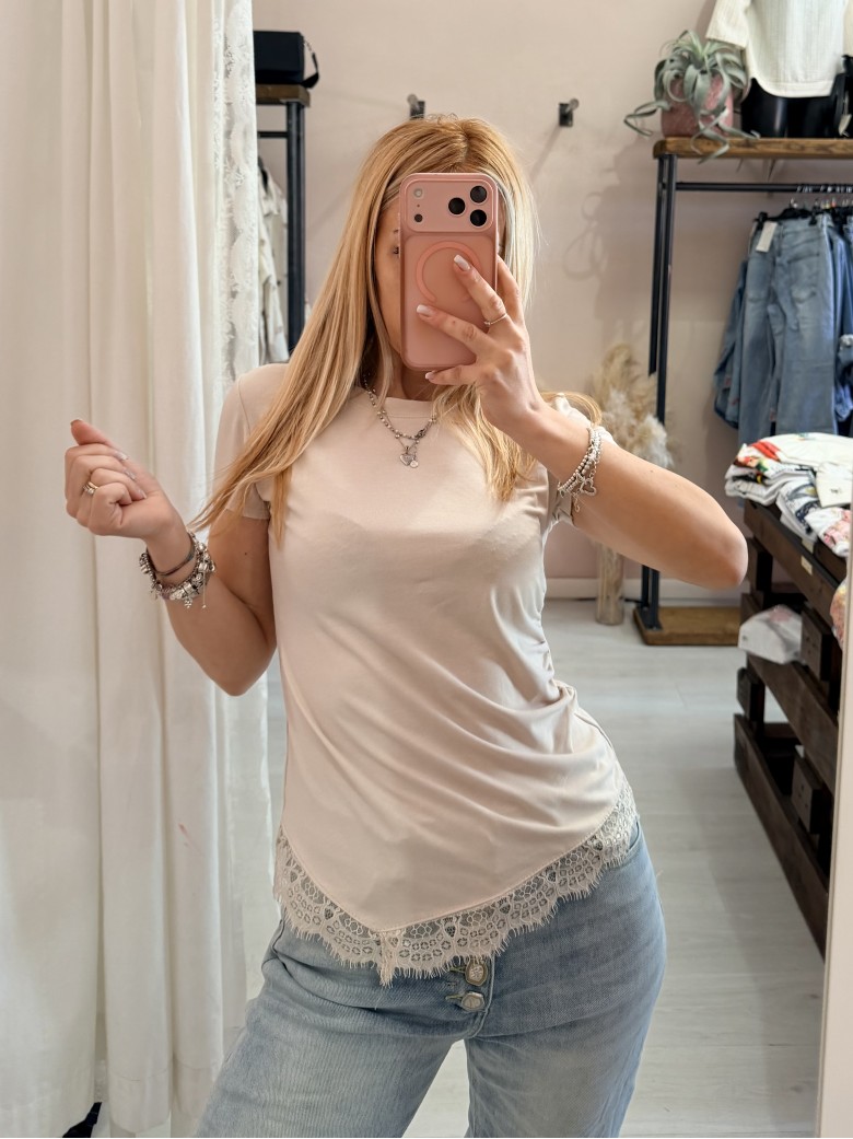 Maglia slim asimmetrica con pizzo beige