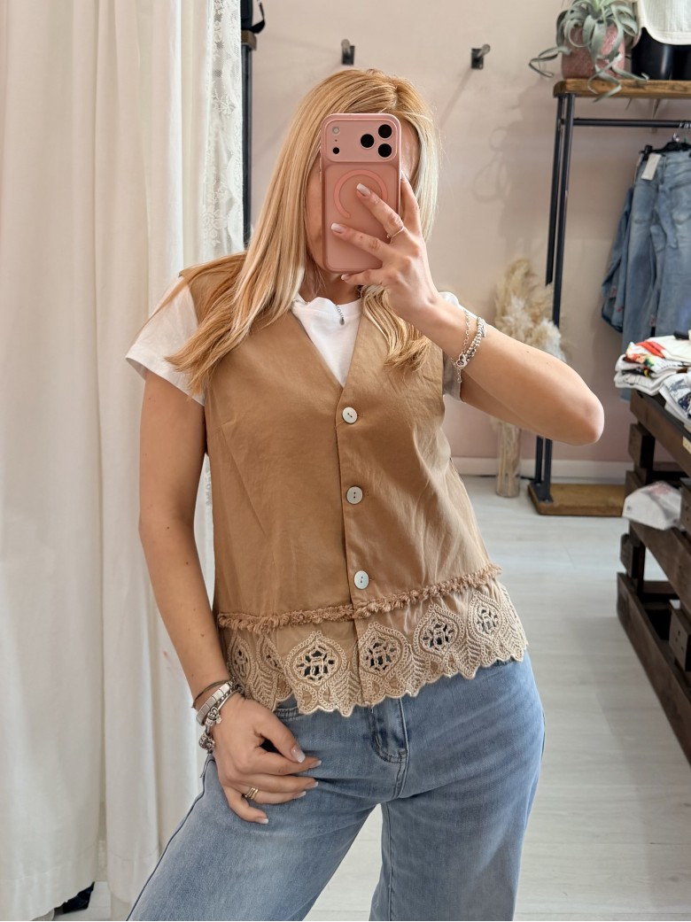 Gilet ricamo cammello