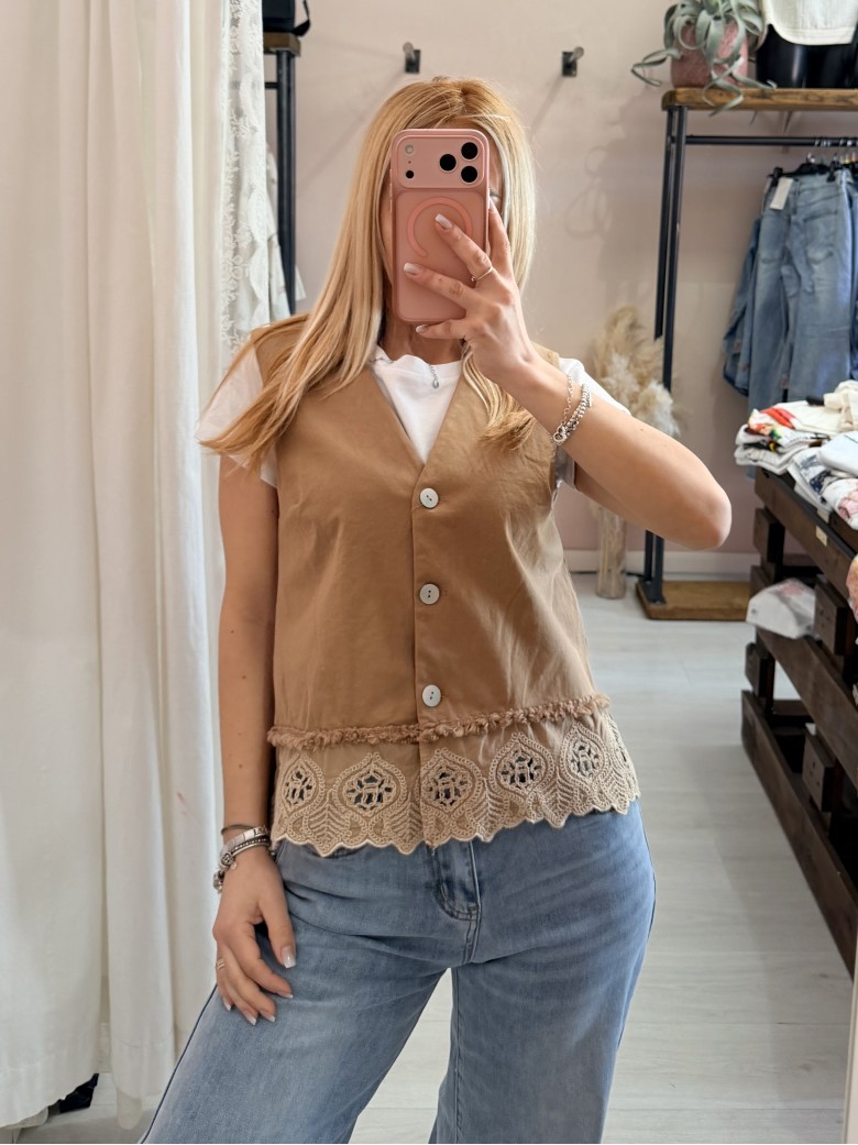 Gilet ricamo cammello