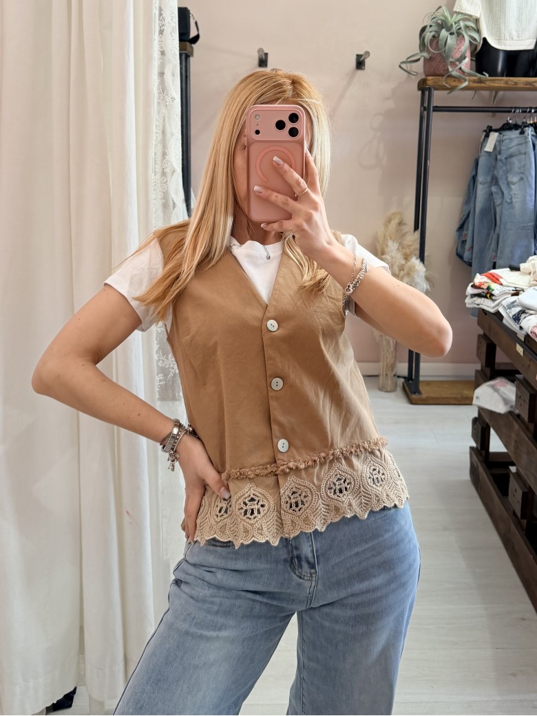 Gilet ricamo cammello