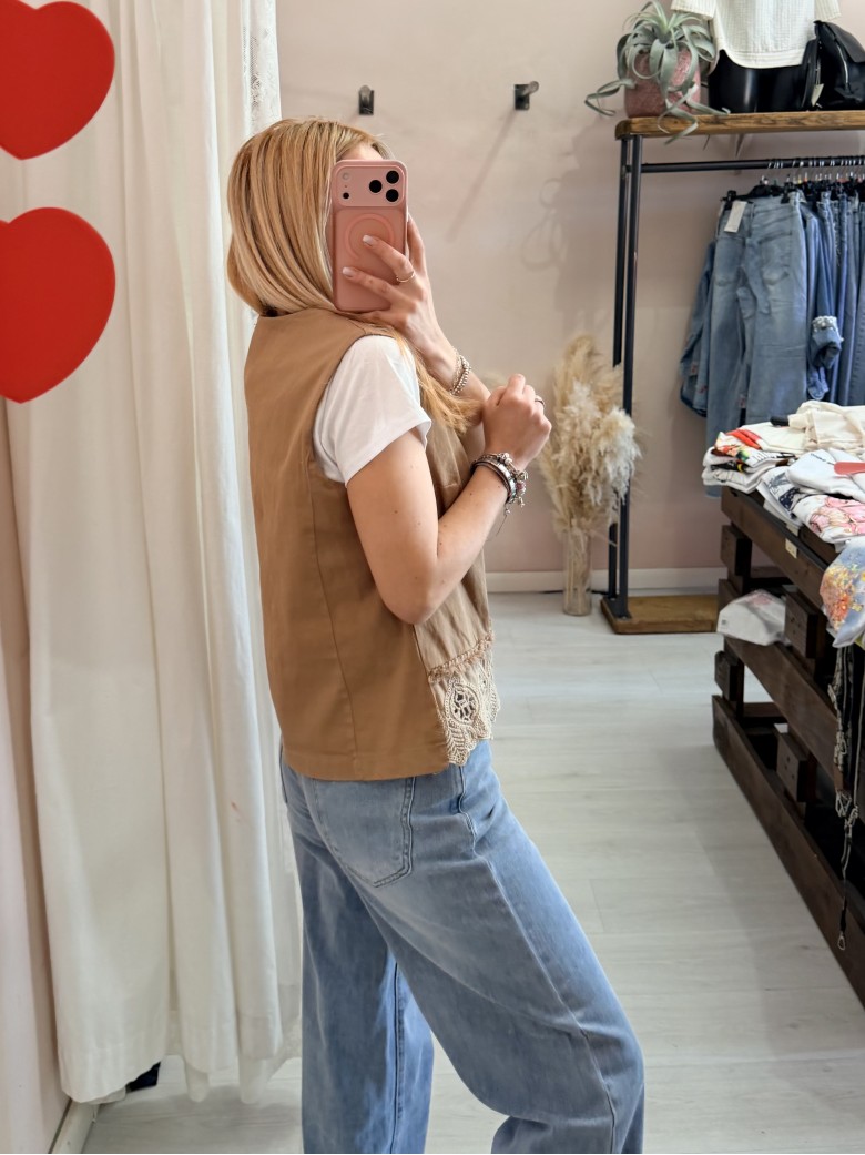 Gilet ricamo cammello