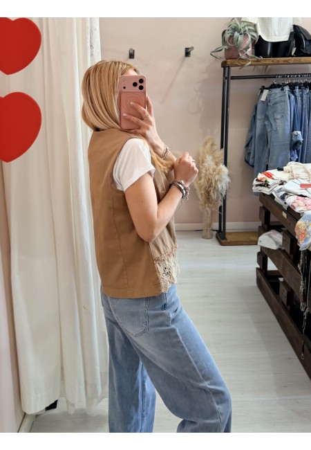 Gilet ricamo cammello