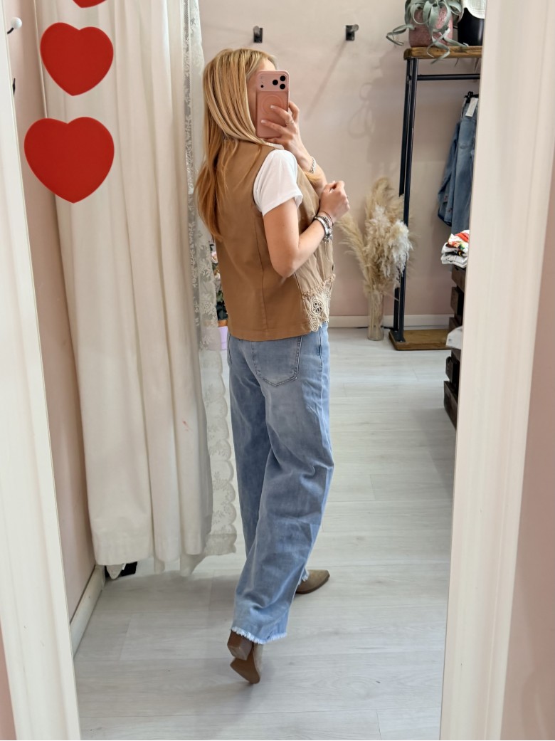 Gilet ricamo cammello