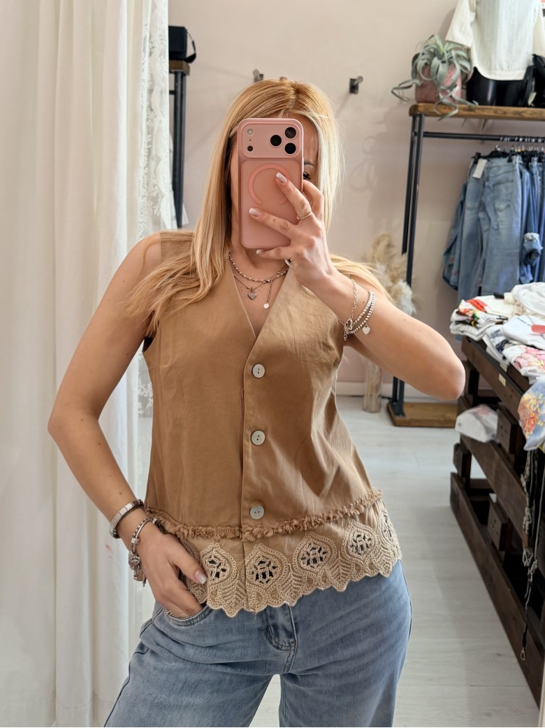 Gilet ricamo cammello