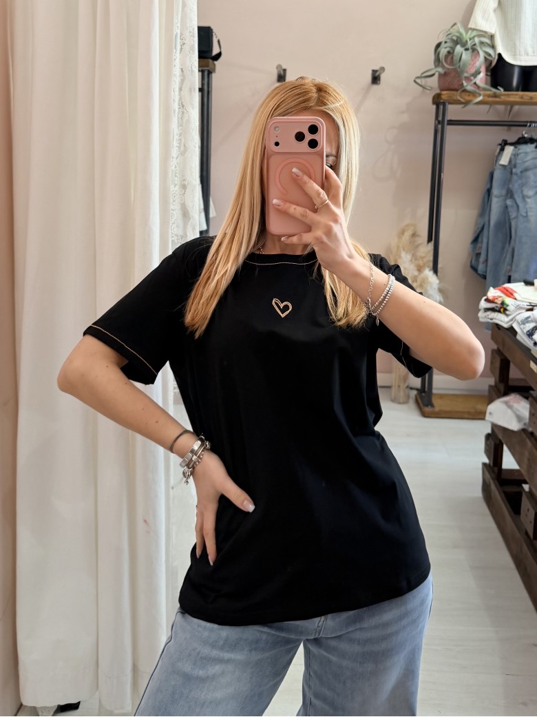 Maglia t shirt cuoricino nera