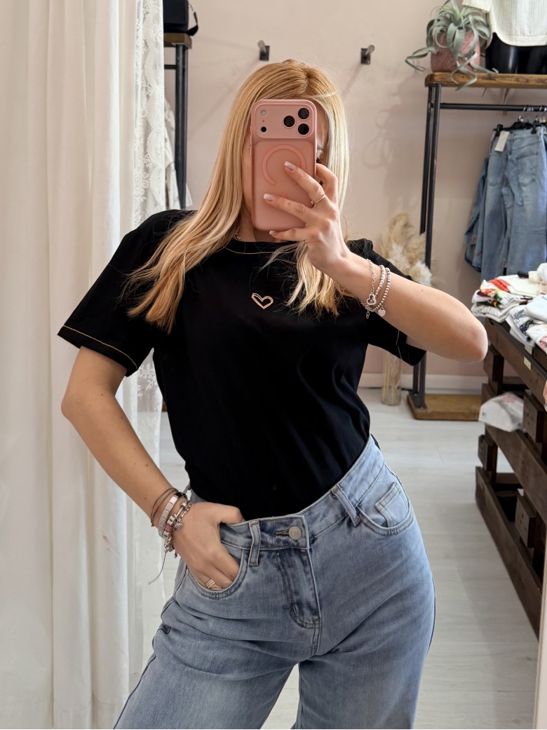 Maglia t shirt cuoricino nera