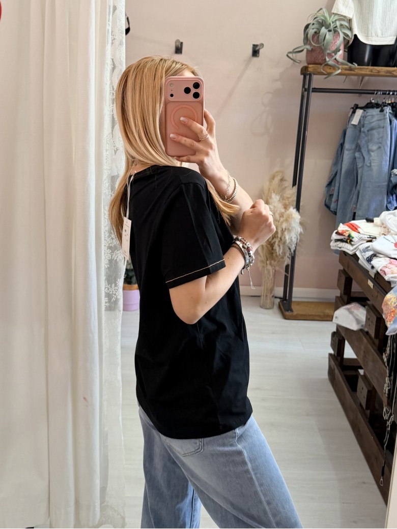 Maglia t shirt cuoricino nera
