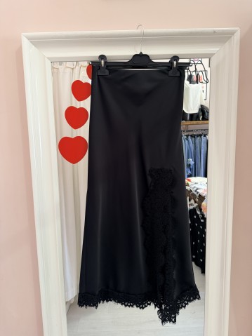 Gonna lunga in raso con pizzo e spacco NERA
