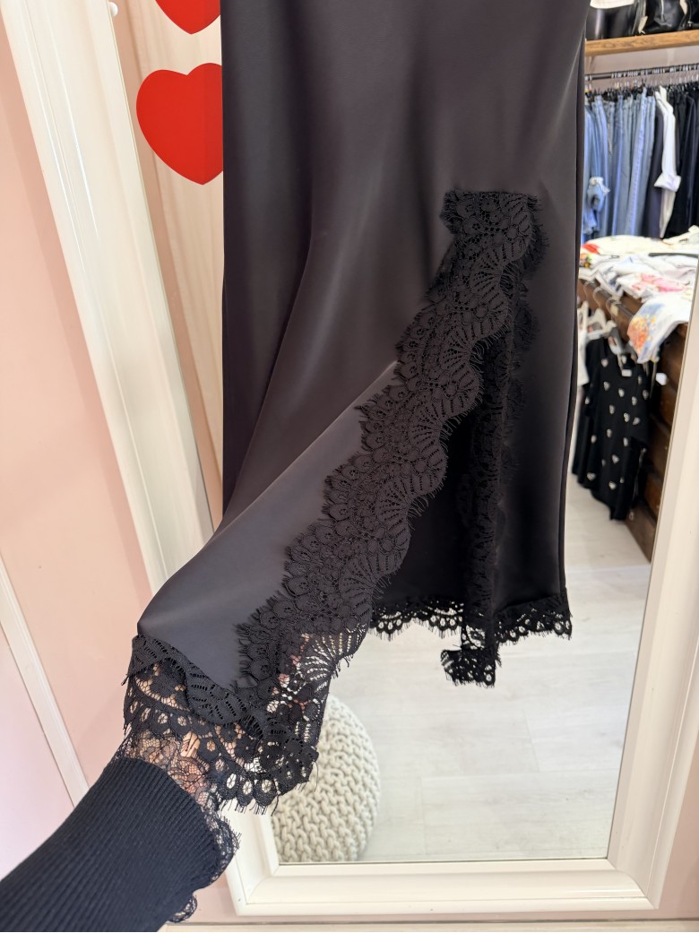 Gonna lunga in raso con pizzo e spacco NERA