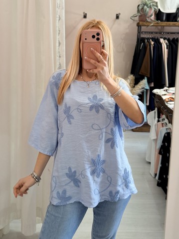 Maglia blusa fiori ricamati azzurra