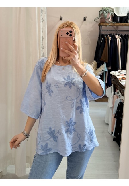 Maglia blusa fiori ricamati azzurra