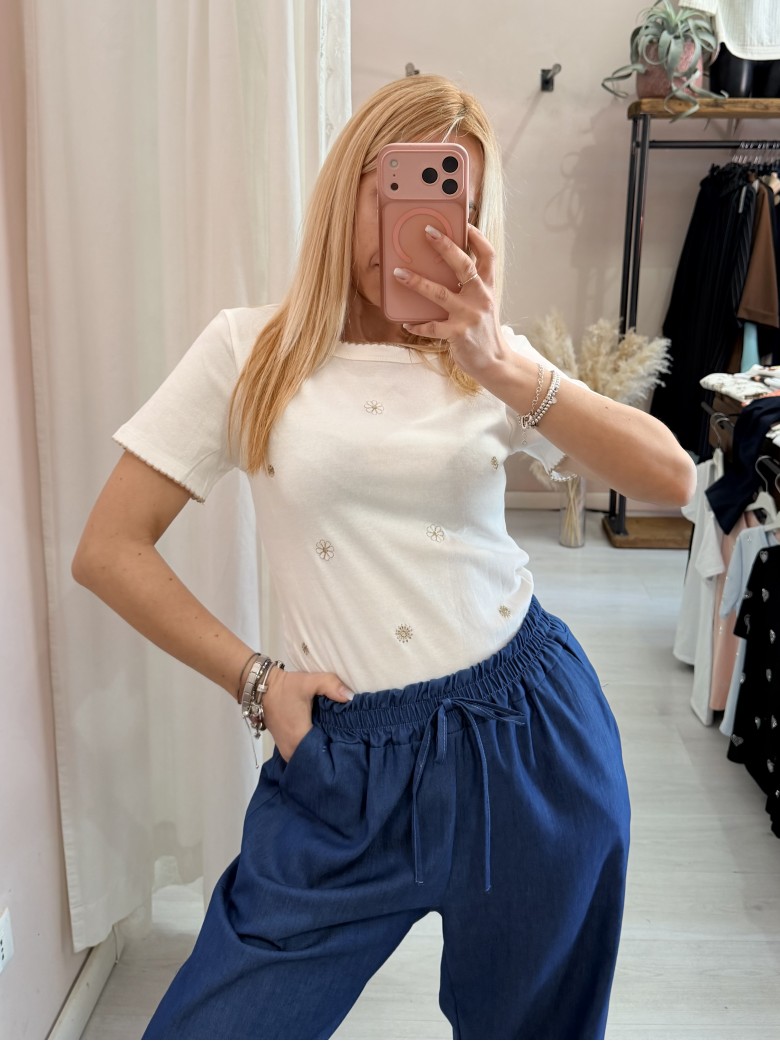 Maglia t shirt bianca fiorellini ricamati beige