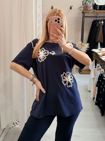 Maglia t shirt blu fiori ricamati