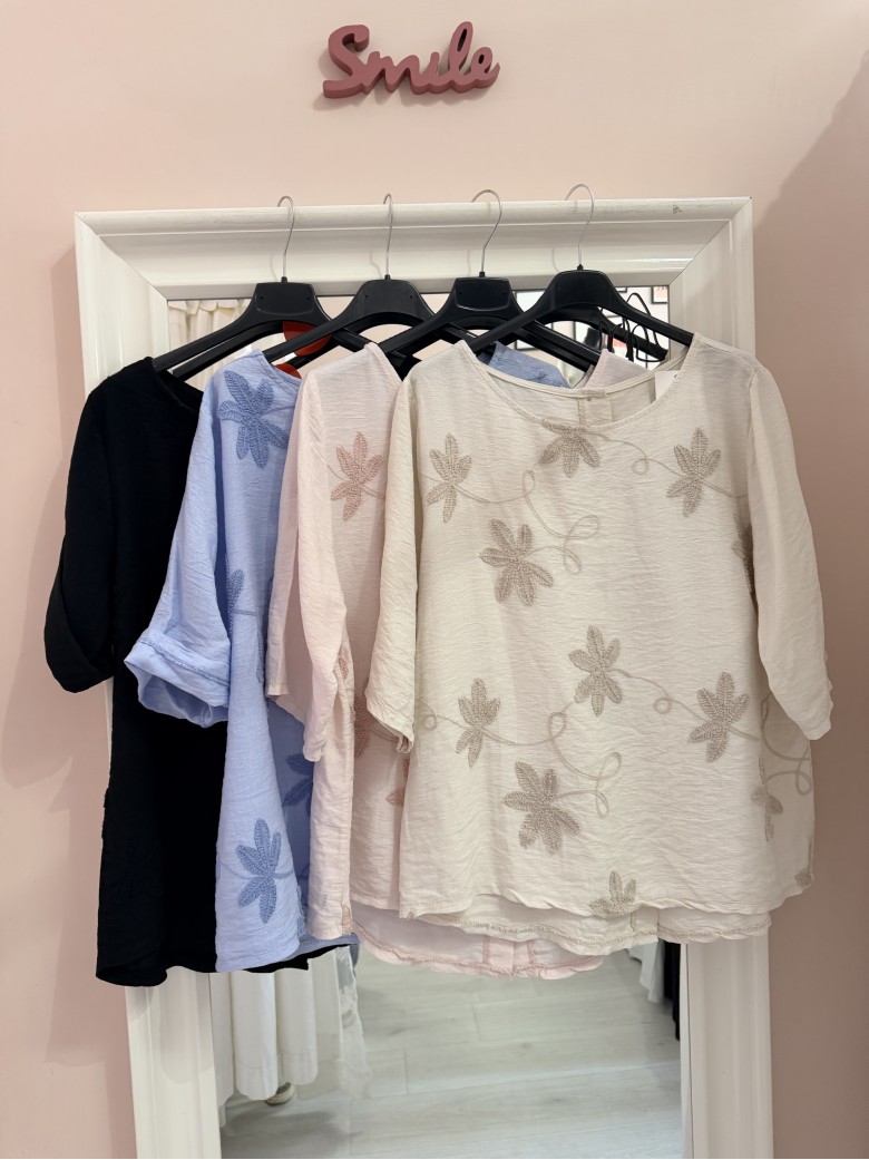 Maglia blusa fiori ricamati nera