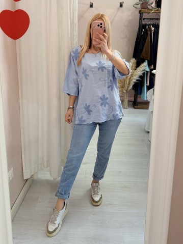 Maglia blusa fiori ricamati azzurra 2