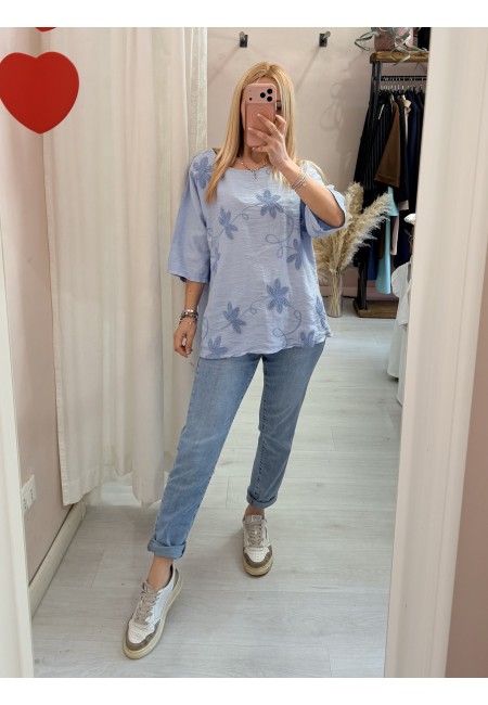 Maglia blusa fiori ricamati azzurra