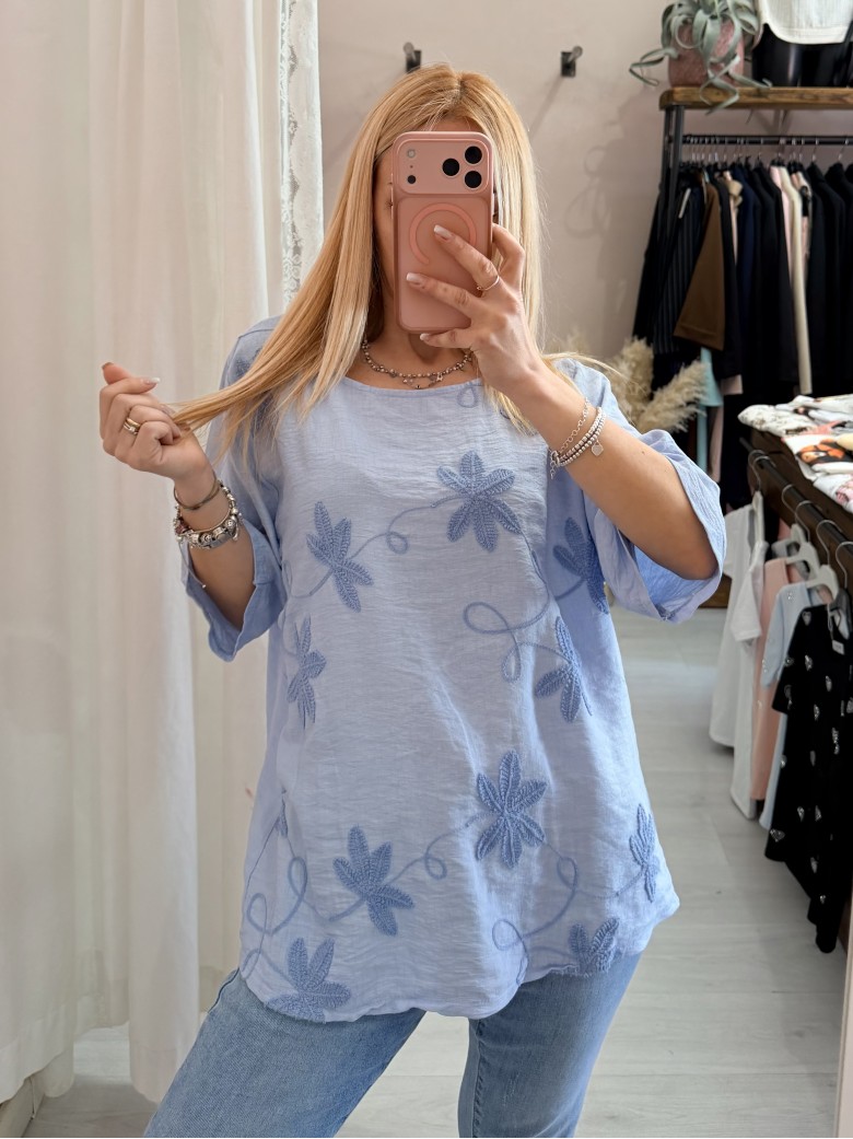 Maglia blusa fiori ricamati azzurra