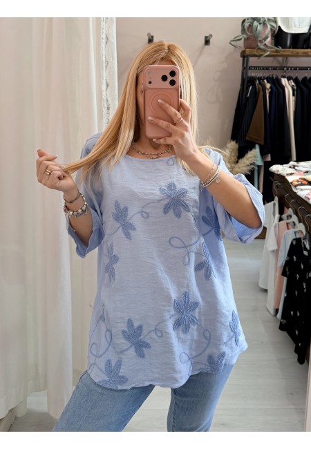 Maglia blusa fiori ricamati azzurra