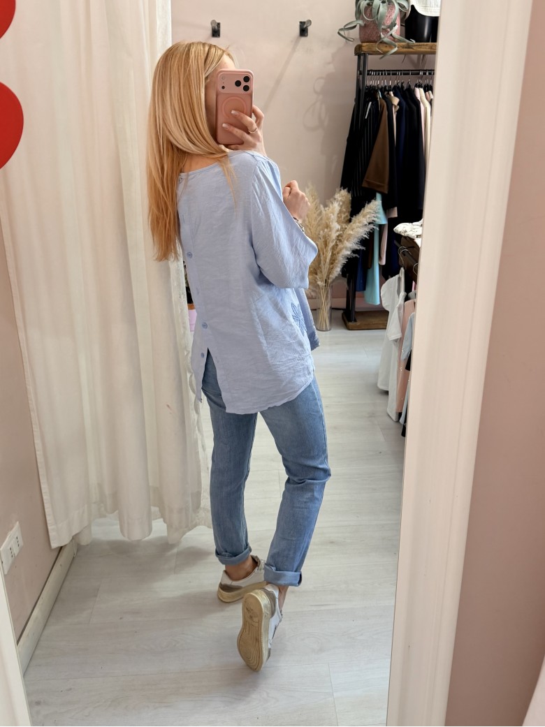 Maglia blusa fiori ricamati azzurra