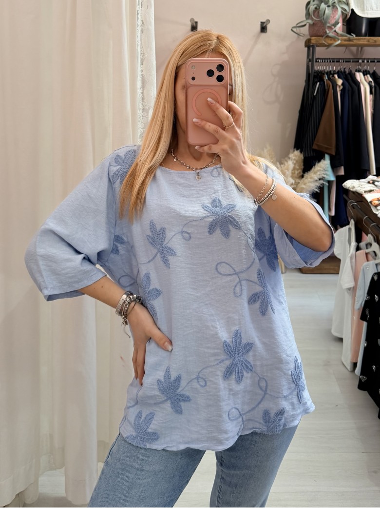 Maglia blusa fiori ricamati azzurra
