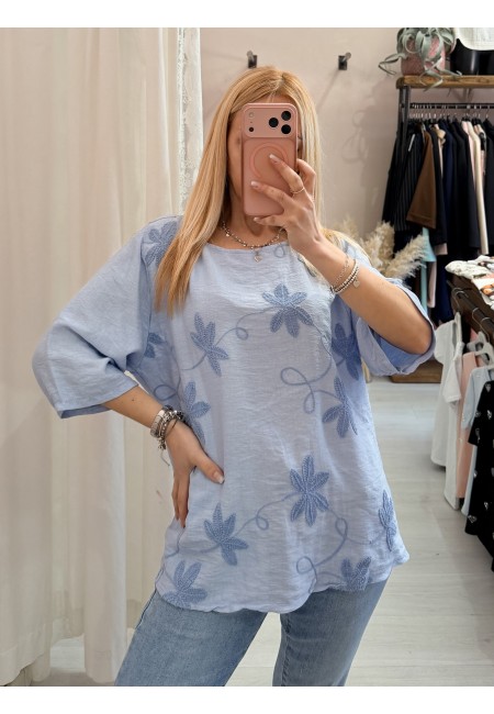 Maglia blusa fiori ricamati azzurra