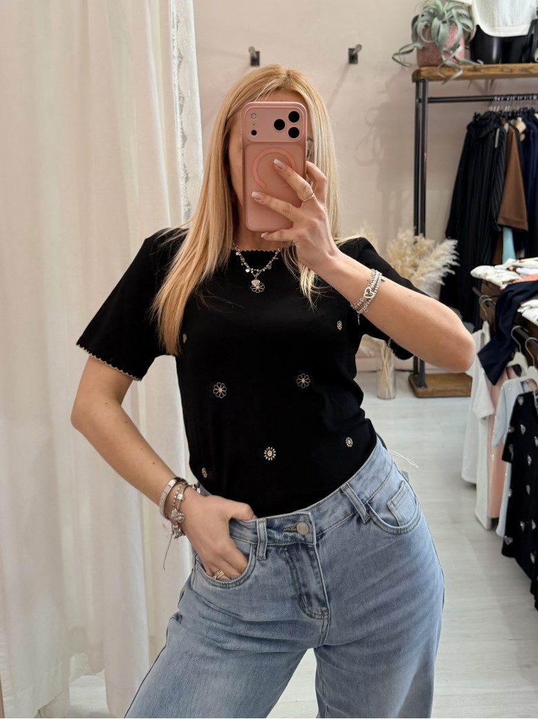 Maglia t shirt nera fiorellini ricamati beige