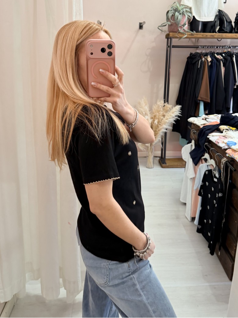 Maglia t shirt nera fiorellini ricamati beige