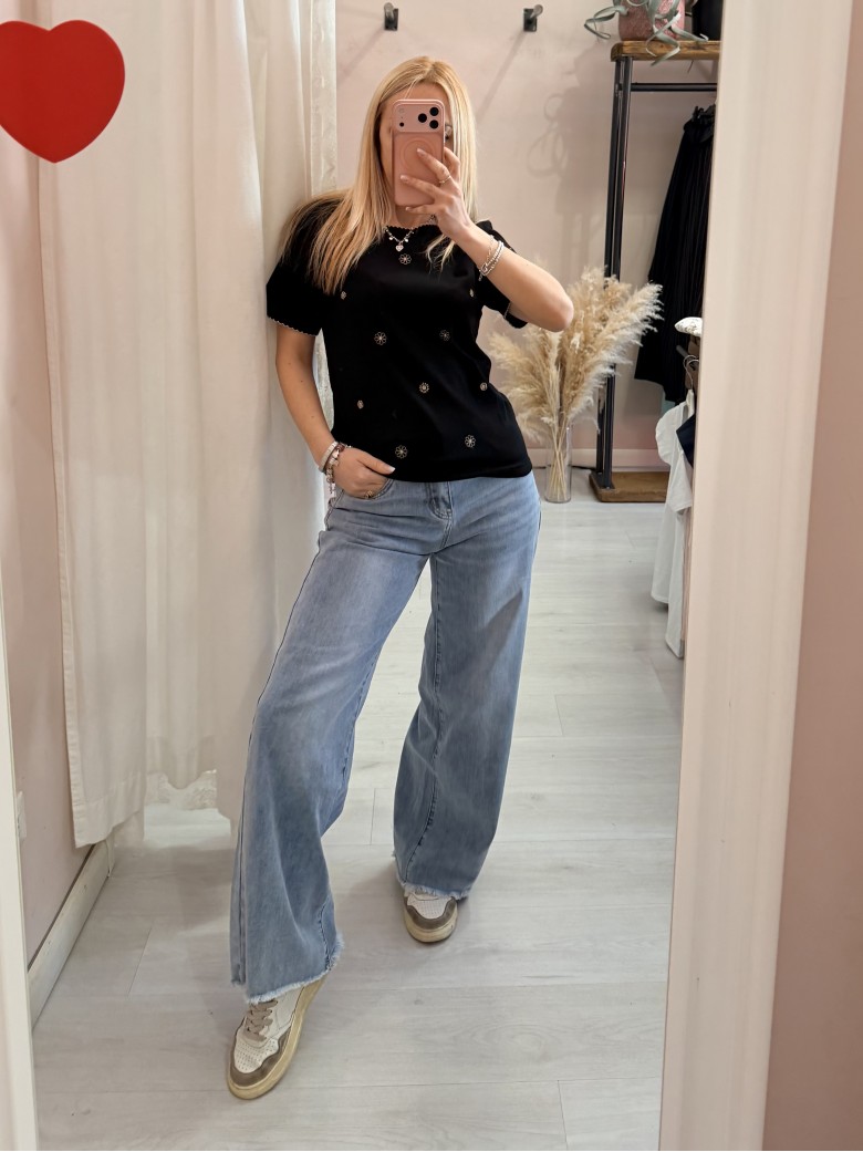 Maglia t shirt nera fiorellini ricamati beige