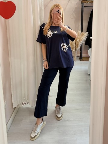 Maglia t shirt blu fiori ricamati 2