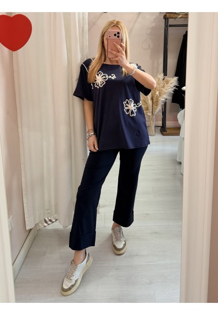 Maglia t shirt blu fiori ricamati